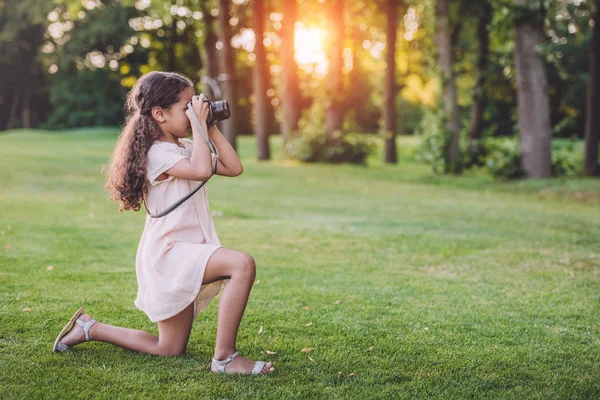 Girl taking photo on camera — Stock Photo, Image