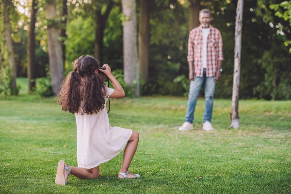 Girl taking photo of her grandfather — Stock Photo, Image
