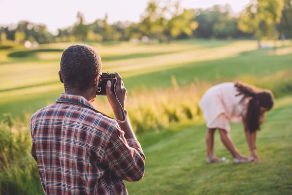 Man taking photo of his granddaughter — Stock Photo, Image