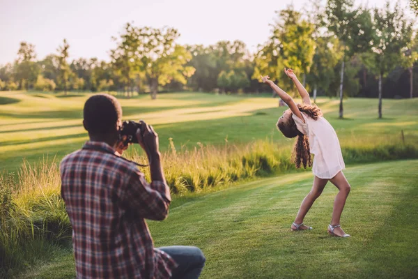 Man taking photo of his granddaughter — Stock Photo, Image