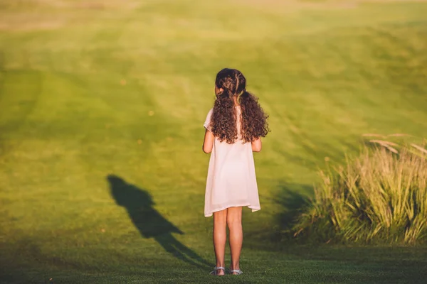 Menina de pé no gramado — Fotografia de Stock