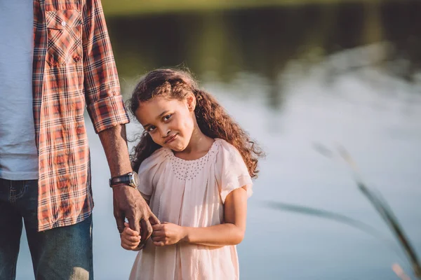 Petite-fille et grand-père tenant la main — Photo