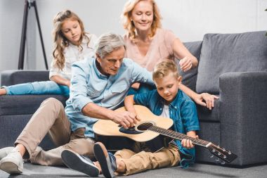 gitar çalmaya aile