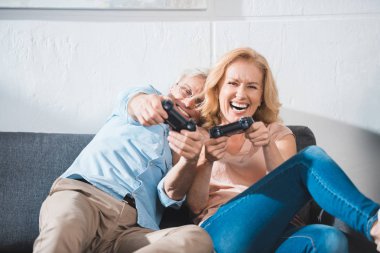 joystick ile oynarken Çift
