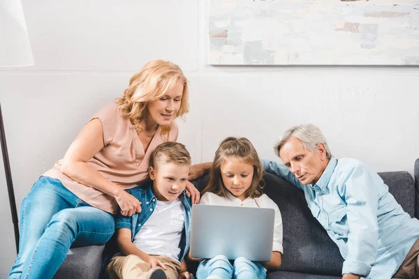 Familia usando laptop — Foto de Stock