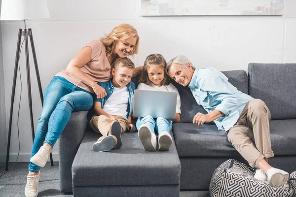 Familia usando laptop — Foto de Stock