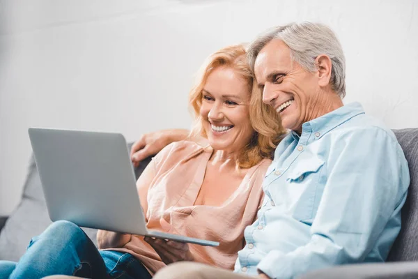 Pareja usando portátil — Foto de Stock