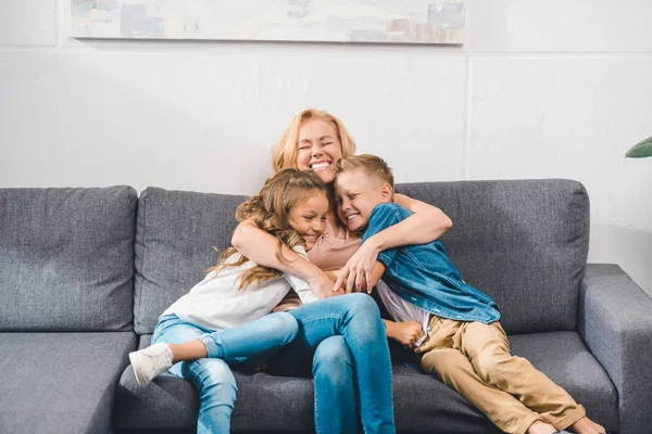 Grootmoeder omarmen haar kleinkinderen — Stockfoto