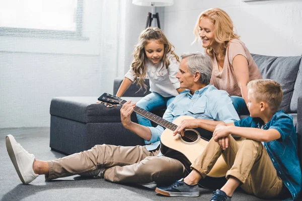 Familie spielt auf der Gitarre — Stockfoto