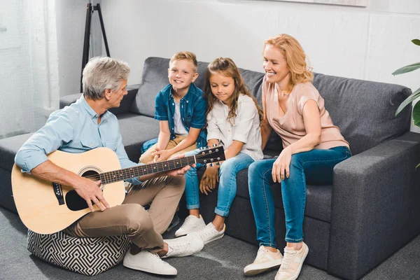 Familj spelar på gitarr — Stockfoto