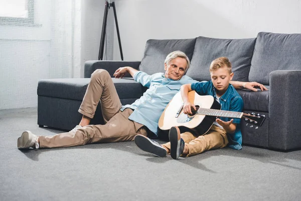 Παππούς και εγγονός παίζει στην κιθάρα — Φωτογραφία Αρχείου