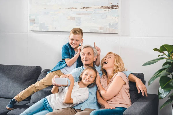 Famiglia che prende selfie — Foto Stock