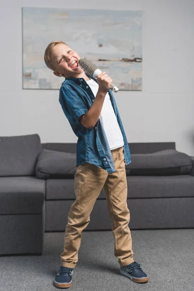 Niño cantando con peine — Foto de stock gratis