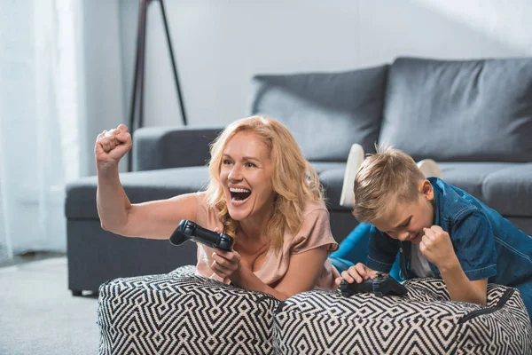 Grand-mère et petit-fils jouant au jeu vidéo — Photo gratuite