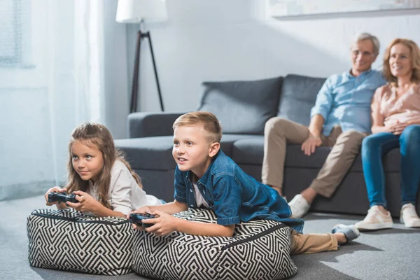 Kinder spielen Videospiel — Stockfoto