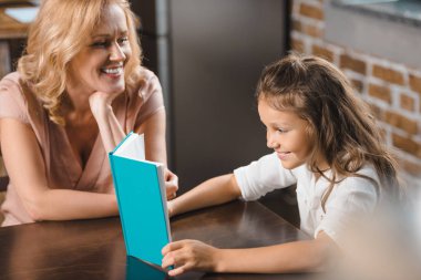 Büyükanne ve torunu kitap okuma