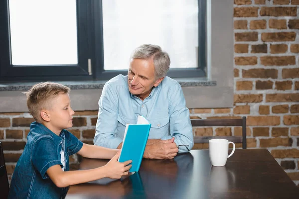 Παππούς και εγγονός ανάγνωση βιβλίου — Φωτογραφία Αρχείου
