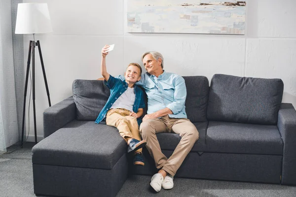 Nonno e nipote prendere selfie — Foto Stock