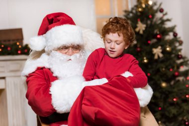 küçük çocuk ve Noel Baba