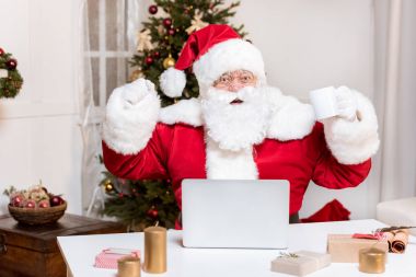 Noel Baba dizüstü bilgisayar vasıl ev ile