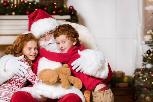 Santa claus and little siblings — Stock Photo, Image
