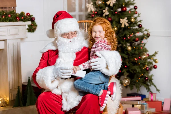 Weihnachtsmann und Kind — Stockfoto