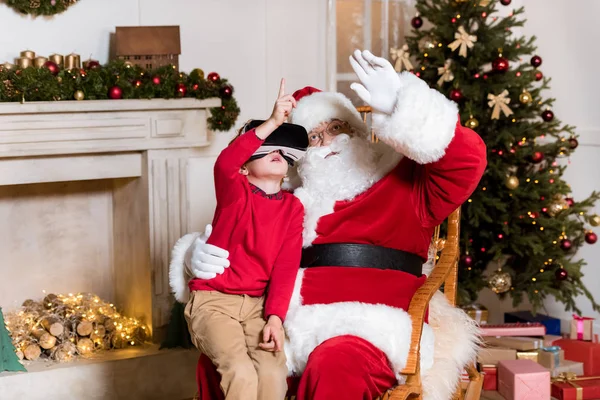 Weihnachtsmann und Kind im vr-Headset — Stockfoto