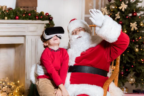 Kerstman en kind in vr headset — Stockfoto