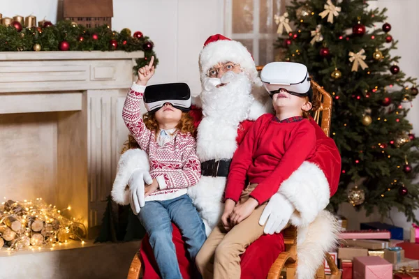 圣诞老人和孩子们在 vr 耳机 — 图库照片