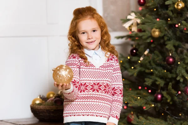 Criança segurando brinquedo de Natal — Fotografia de Stock