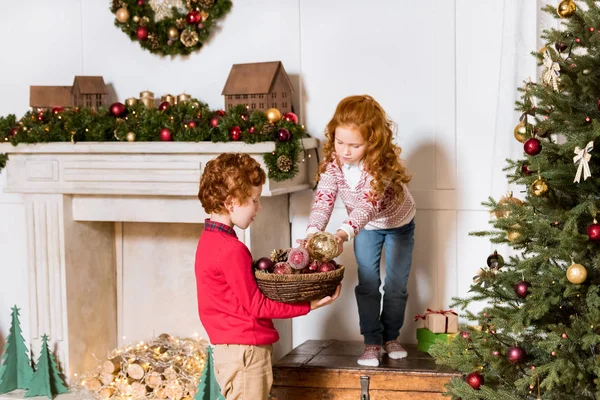 Frères et sœurs décorant l'arbre de Noël — Photo