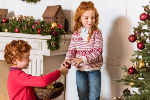 Geschwister schmücken Weihnachtsbaum — Stockfoto