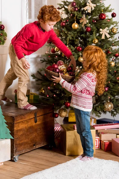 Noel ağacı süsleme kardeşler