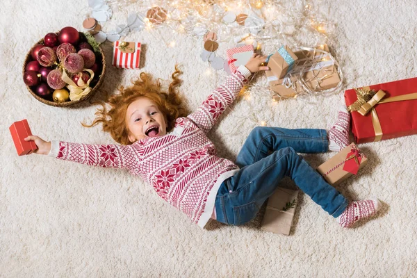 hediyeler ile yerde yatarken çocuk