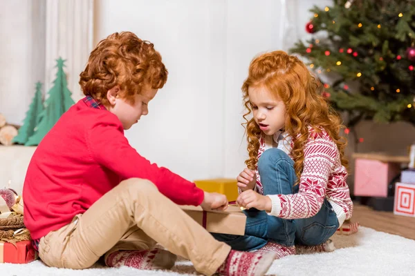 Çocuklar Noel hediyesi açma