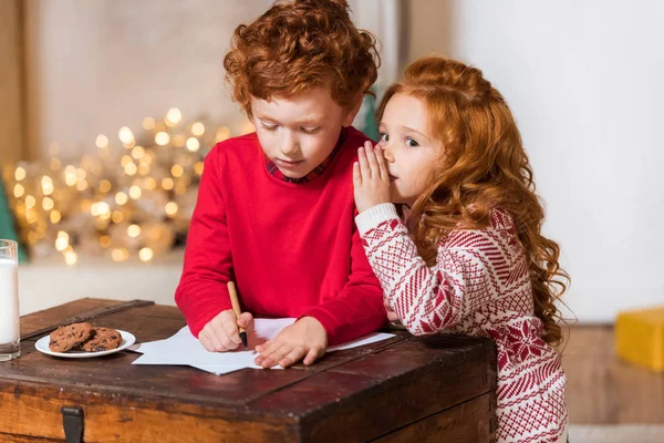 Crianças escrevendo lista de desejos para santa — Fotografia de Stock