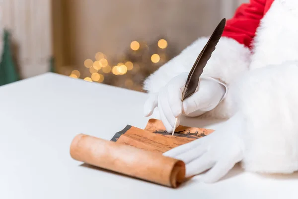 Weihnachtsmann unterschreibt Wunschliste — Stockfoto