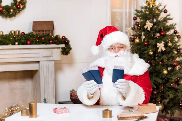 Papai Noel com bilhetes e passaportes — Fotografia de Stock