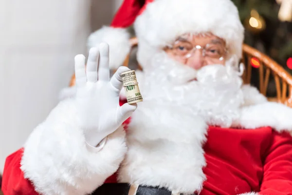 Babbo Natale con rotolo di denaro — Foto Stock