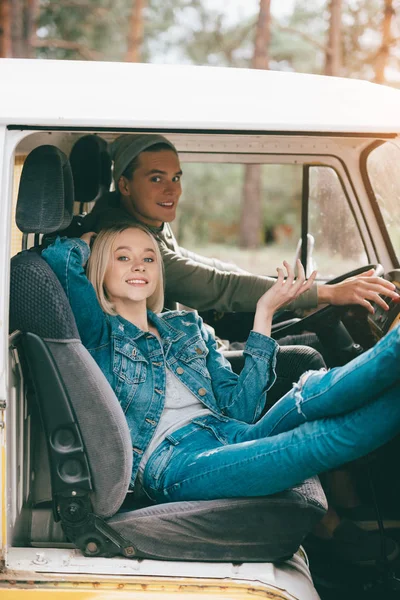 Couple of travelers in minivan — Stock Photo, Image