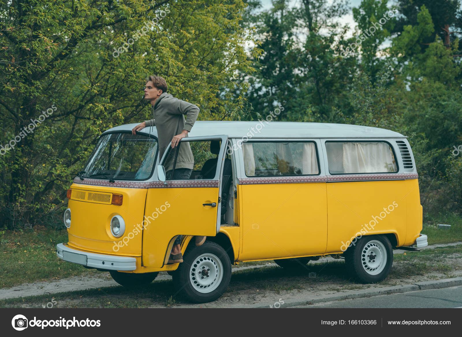 Traveler in retro minivan — Stock 