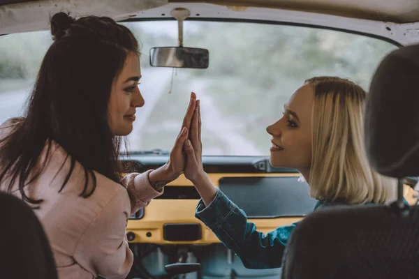 Ragazze dando highfive — Foto Stock