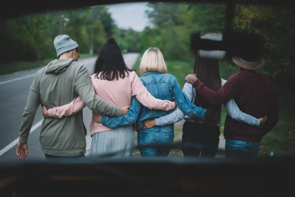 Vänner som går tillsammans — Stockfoto