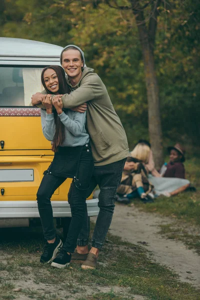 mutlu bir ırklararası çift