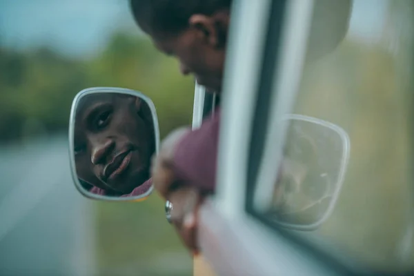 Man looking in mirror in minivan — Stock Photo, Image
