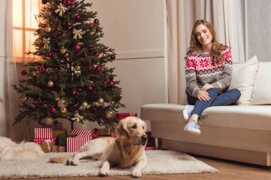 genç kadın ve köpek Noel