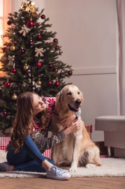 genç kadın ve köpek Noel