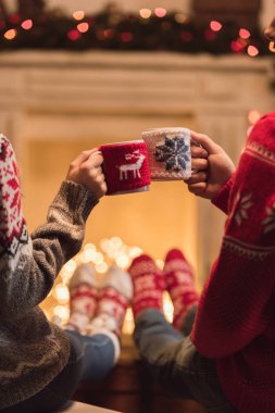 su bardağı ile Noel Çift