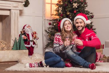 Şampanya içen çift