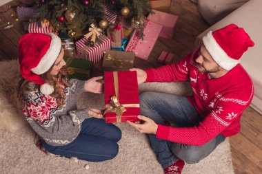 Noel hediyesi ile genç bir çift